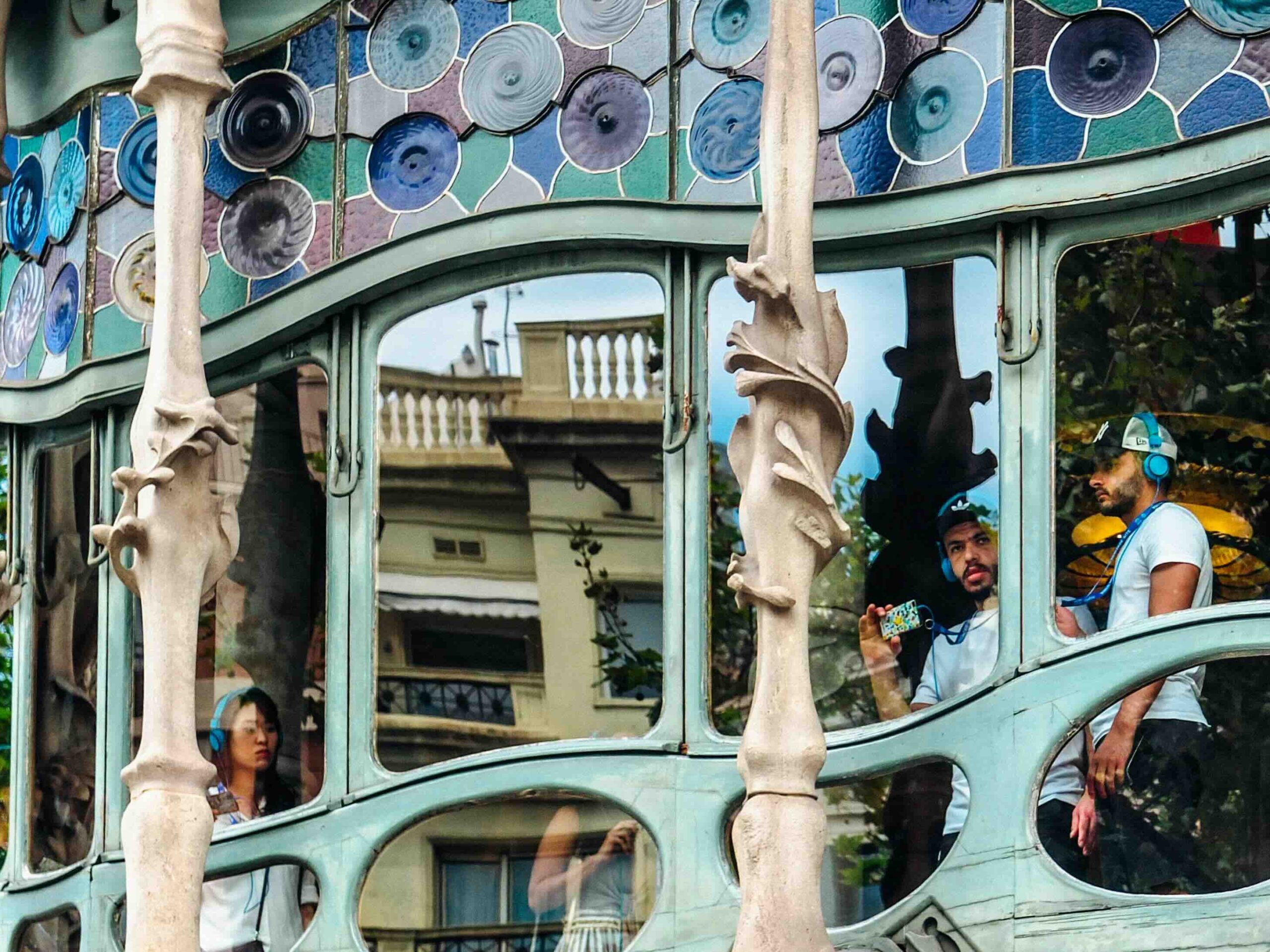 What are the most popular tourist attractions in Barcelona?